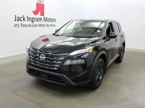 Certified 2026 Nissan Rogue SV FWD image 2