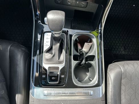 Used 2022 Kia Carnival EX image 28