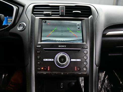 Used 2018 Ford Fusion Titanium FWD image 16