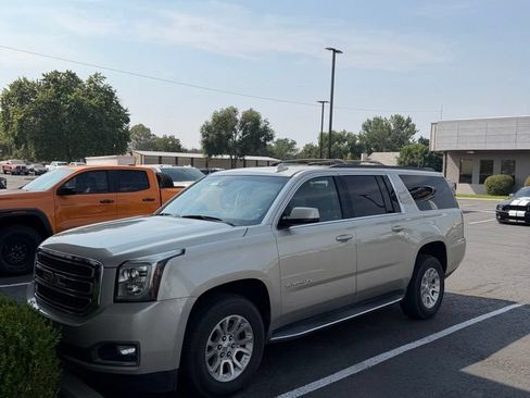 Used 2017 GMC Yukon XL SLT AWD/4WD image 1