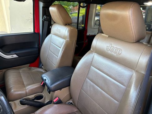 Used 2012 Jeep Wrangler Unlimited Sahara w/ Connectivity Group AWD/4WD image 13