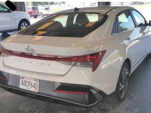 Used 2025 Hyundai Elantra SEL FWD image 2