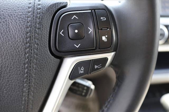Used 2019 Toyota Highlander XLE AWD/4WD image 16