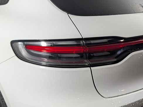 Certified 2022 Porsche Macan AWD/4WD image 16