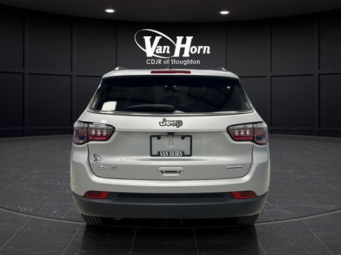 Used 2024 Jeep Compass Latitude AWD/4WD image 6
