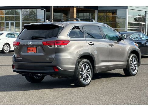 Used 2017 Toyota Highlander XLE image 5