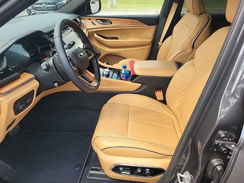 Used 2025 Jeep Grand Cherokee Summit image 11