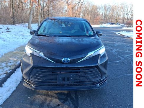 Used 2024 Toyota Sienna LE image 2