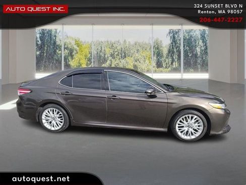 Used 2018 Toyota Camry XLE image 4