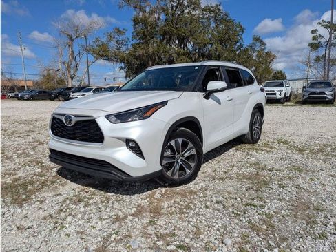 Certified 2025 Toyota Highlander XLE image 1