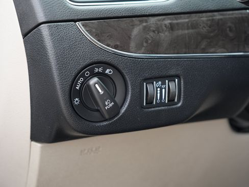 Used 2016 Chrysler Town & Country Touring w/ Driver Convenience Group FWD image 19