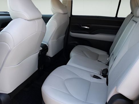 Certified 2024 Toyota Grand Highlander AWD image 19