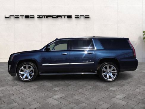 Used 2020 Cadillac Escalade ESV Premium Luxury image 2