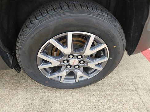 Used 2023 GMC Acadia SLT image 29