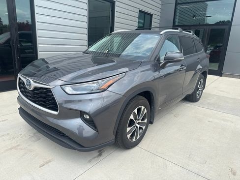Used 2022 Toyota Highlander XLE AWD/4WD image 2