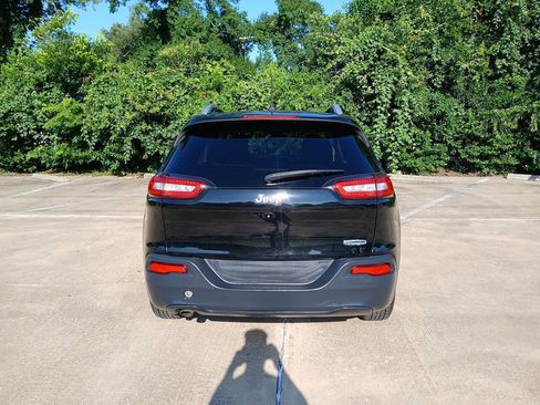Used 2018 Jeep Cherokee Latitude Plus FWD image 12