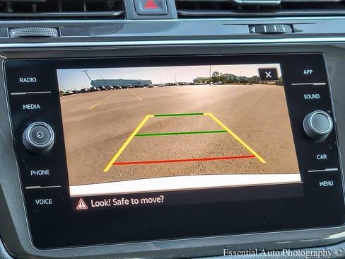 Used 2022 Volkswagen Tiguan SE image 18