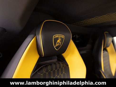 Used 2024 Lamborghini Revuelto image 38