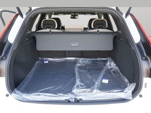 New 2026 Volvo XC60 B5 Plus w/ Climate Package PRO image 23