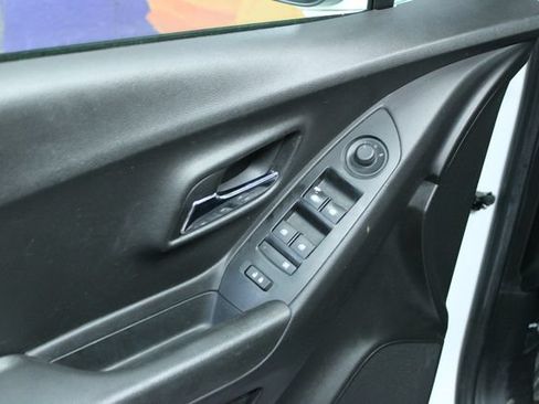 Used 2018 Chevrolet Trax LT w/ LT Convenience Package AWD/4WD image 13
