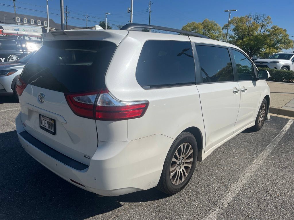 Used 2018 Toyota Sienna XLE w/ XLE Navigation Package FWD image 3