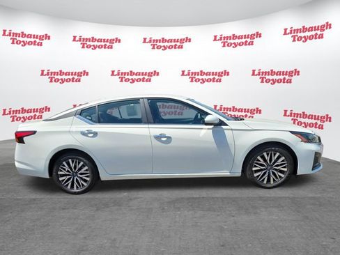 Used 2025 Nissan Altima 2.5 SV FWD image 2