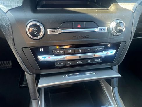 Used 2020 Ford Explorer XLT AWD/4WD image 25