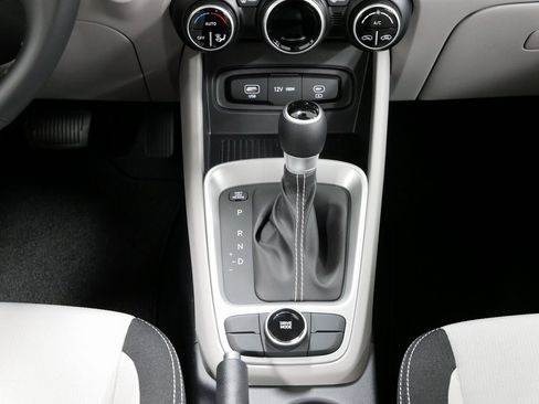 Used 2025 Hyundai Venue SEL image 19