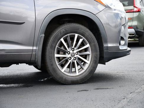 Used 2018 Toyota Highlander XLE AWD/4WD image 9