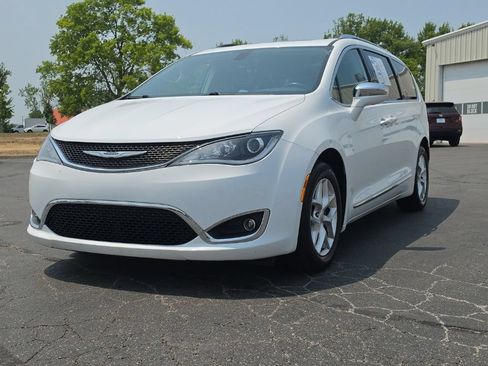 Used 2020 Chrysler Pacifica Limited FWD image 3