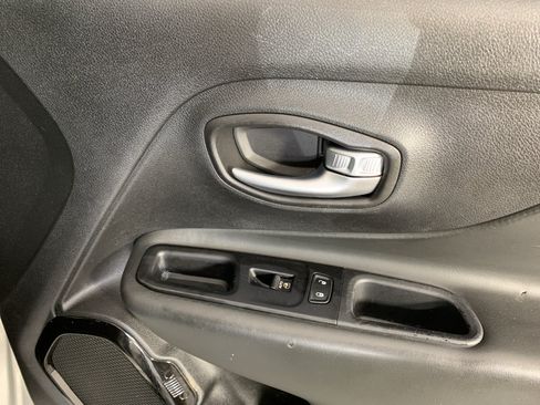 Used 2020 Jeep Renegade Altitude FWD image 40