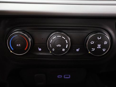 Used 2024 Chevrolet Trax RS w/ Sunroof Package FWD image 46