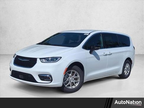 New 2026 Chrysler Pacifica Select image 1