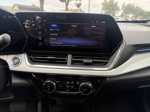 Used 2025 Chevrolet Trax LT FWD image 17