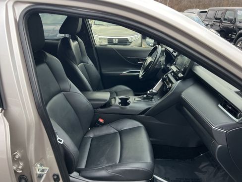 Used 2022 Toyota Venza XLE image 25