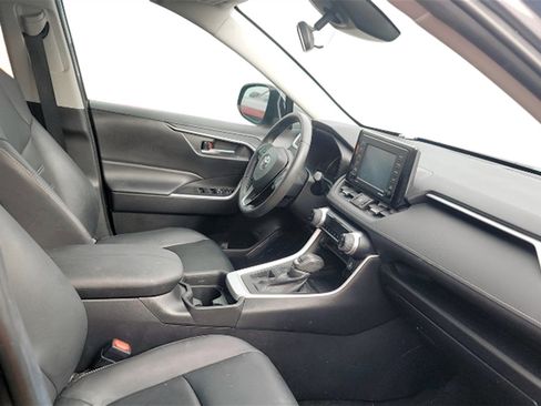 Used 2021 Toyota RAV4 XLE Premium image 7