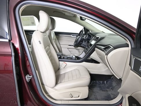 Used 2017 Ford Fusion SE w/ Fusion SE Technology Package FWD image 13