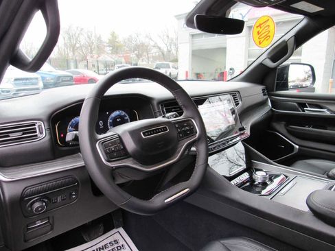 Used 2024 Jeep Wagoneer Series II w/ Flexible Seating Group image 11