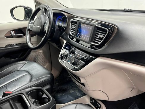 Used 2019 Chrysler Pacifica Touring-L FWD image 20