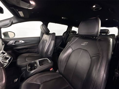 Used 2020 Chrysler Pacifica Touring-L Plus FWD image 3