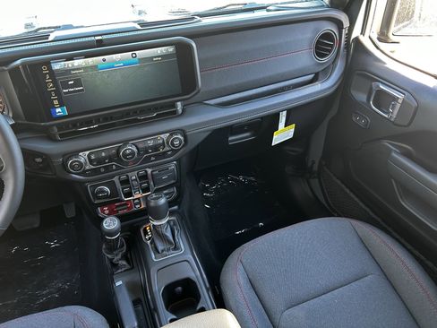 New 2025 Jeep Gladiator Rubicon w/ Convenience Group image 13