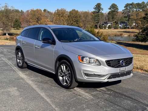 Used 2016 Volvo V60 T5 Cross Country w/ Convenience Package image 17