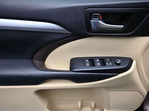 Used 2017 Toyota Highlander XLE image 19