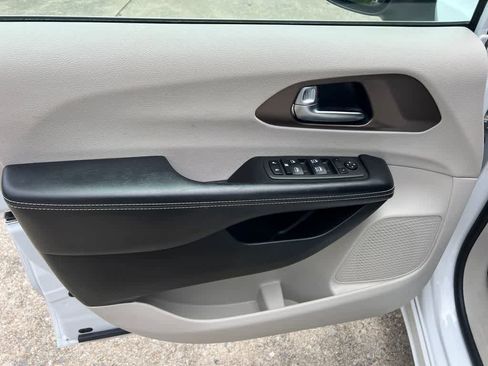 Used 2022 Chrysler Voyager LX FWD image 10
