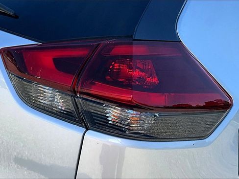 Used 2018 Nissan Rogue SV image 28