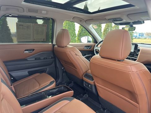 Used 2024 Nissan Pathfinder Platinum image 38