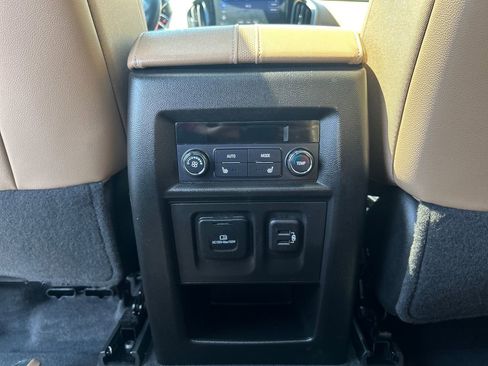 Used 2023 Chevrolet Traverse Premier AWD/4WD image 17