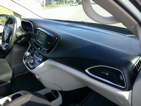 Used 2017 Chrysler Pacifica LX FWD image 38