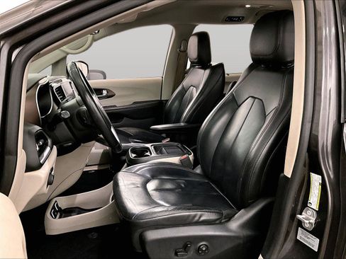 Used 2017 Chrysler Pacifica Touring-L w/ 13 Speaker Alpine Sound Group image 24