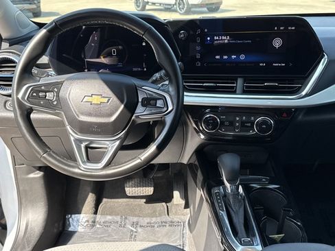 Used 2025 Chevrolet Trax LT w/ LT Convenience Package FWD image 14